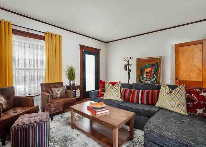 Highlands 3 Bedroom - Walk To Bars, Resturants